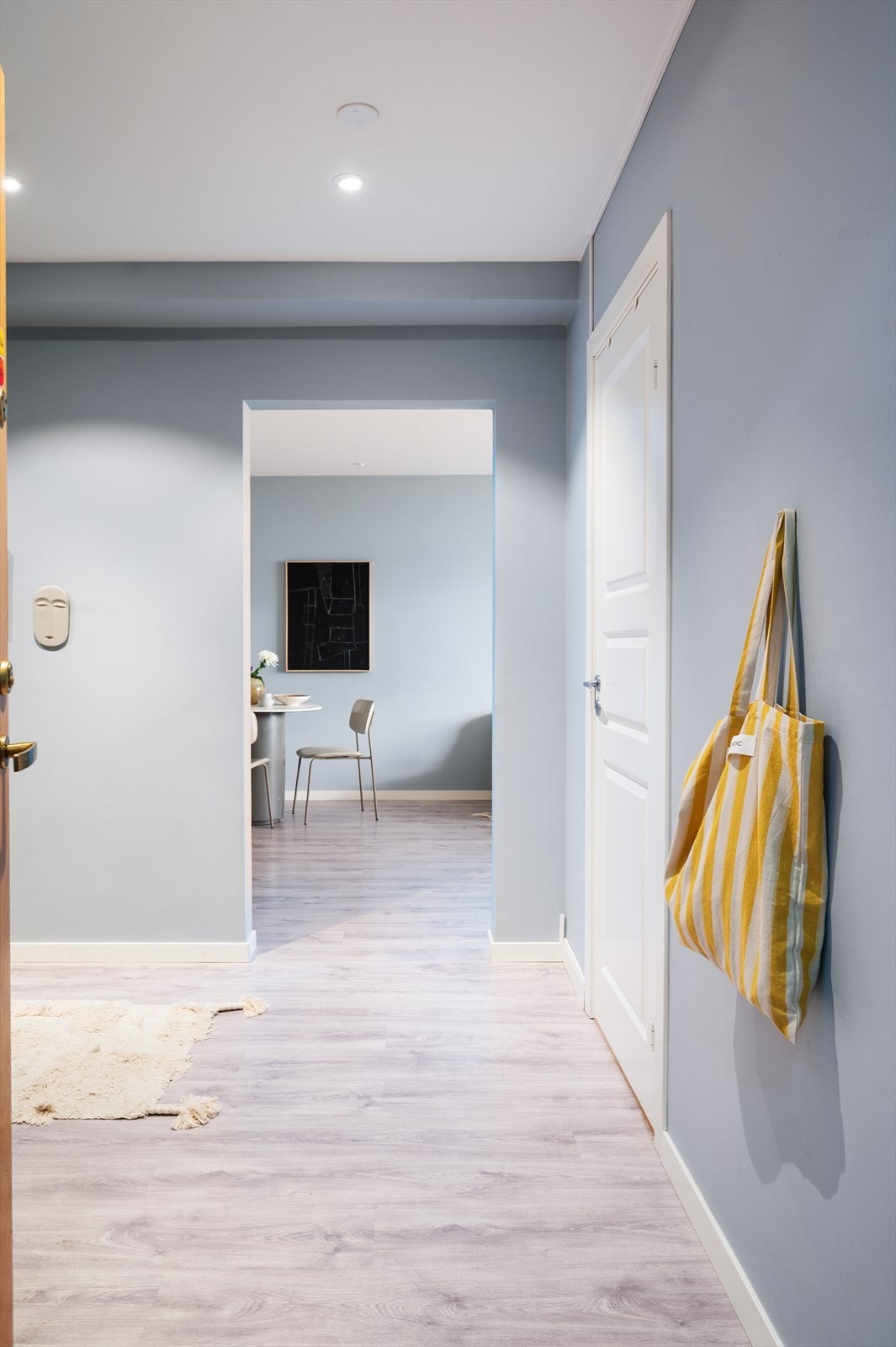 Gangen fungerer som et naturlig bindeledd mellom boligens øvrige rom og understreker den gode planløsningen. Galleribilde
