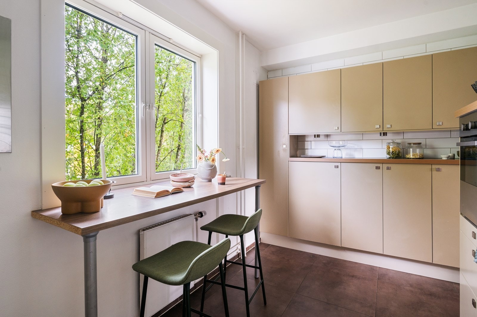 Trivelig barløsning ved vindu, et perfekt sted å nyte frokosten på. Galleribilde