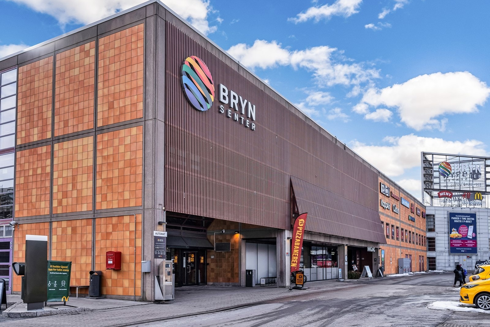 Kort kjøretur til Bryn senter med en rekke butikker. Galleribilde