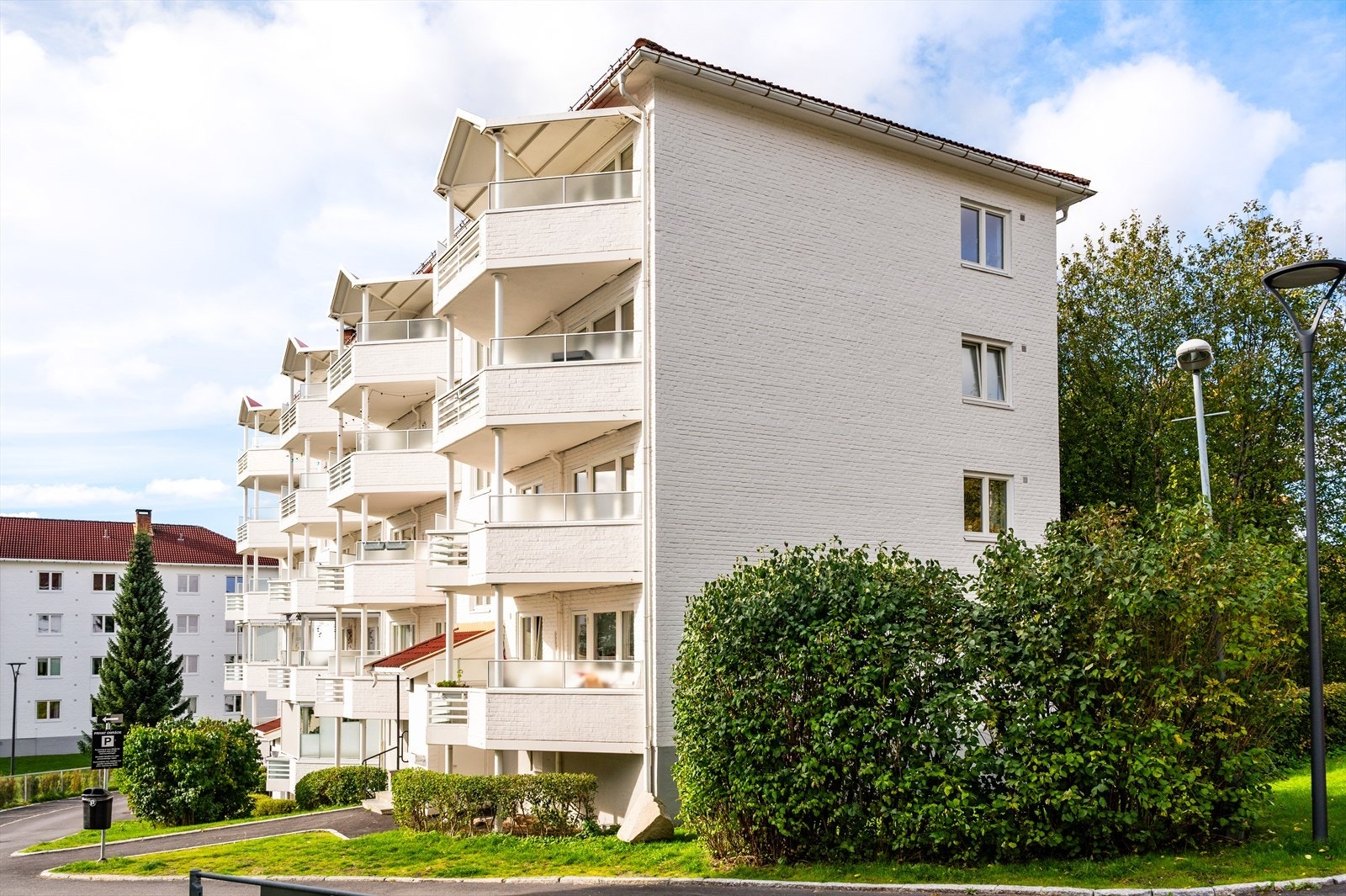 Borettslaget har totalt 224 parkeringsplasser til utleie, hvorav 26 har mulighet for å lade elbil. Galleribilde