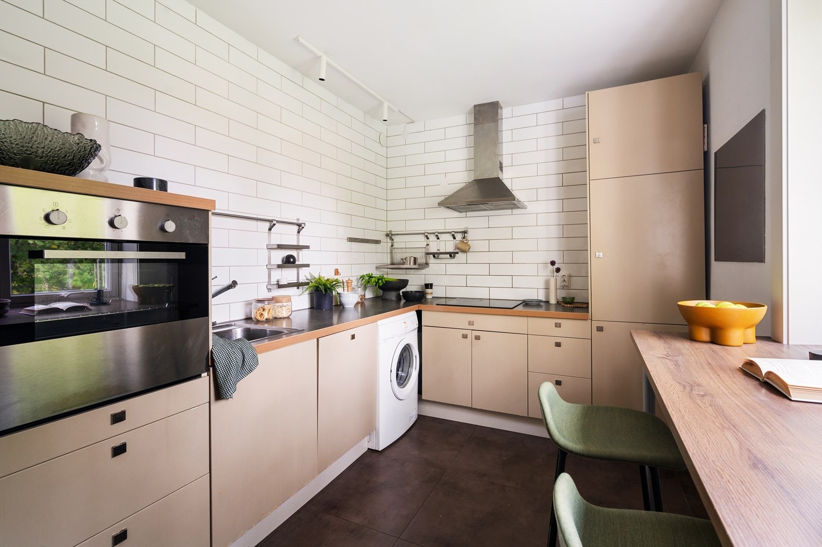 Pent kjøkken fra 2009 med IKEA-innredning i moderne stil, bestående av glatte fronter og en laminat benkeplate med nedfelt vaskekum. Galleribilde