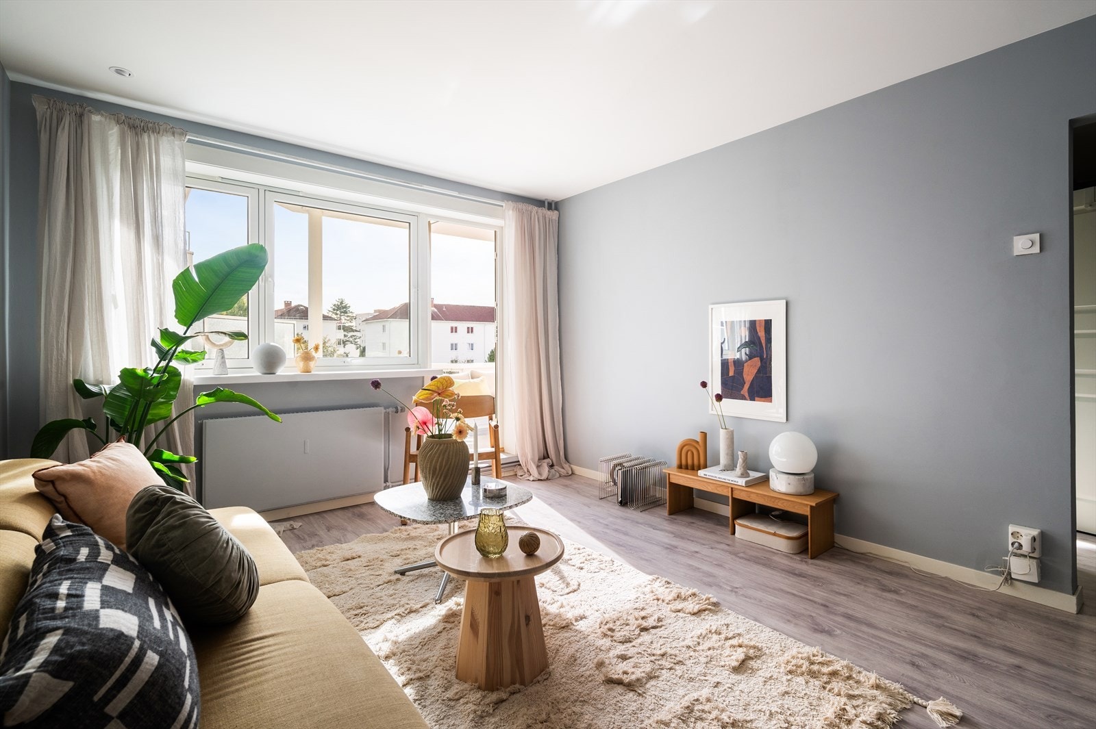 Gulvet er belagt med slitesterkt laminat, og rommet har malte veggflater og malt himling. Galleribilde