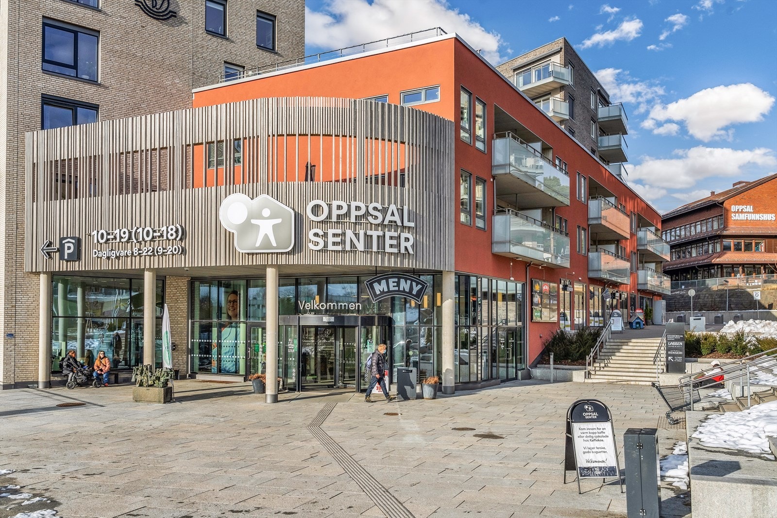 Trivelig nærsenter på Oppsal med ca. 19 butikker og servicetjenester. Galleribilde
