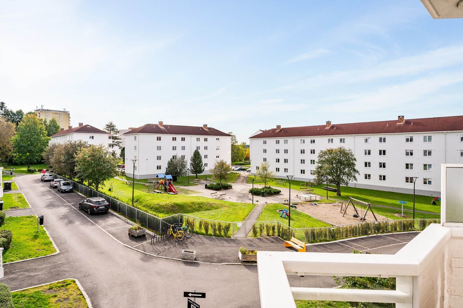 Balkongen er overbygget, noe som gir god skjerming mot dårlig vær, og har et fritt utsyn over borettslagets grønne og velholdte fellesarealer. Galleribilde