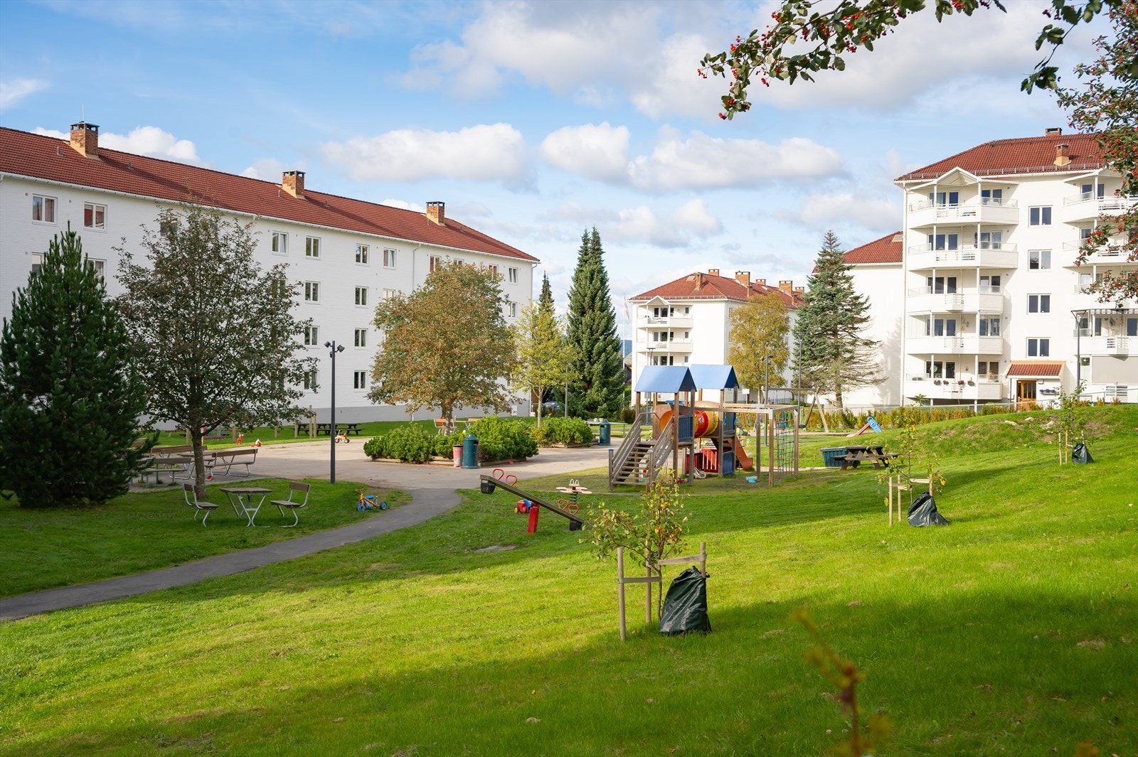 Boligen har en flott beliggenhet på Oppsal i et rolig boligområde. Galleribilde