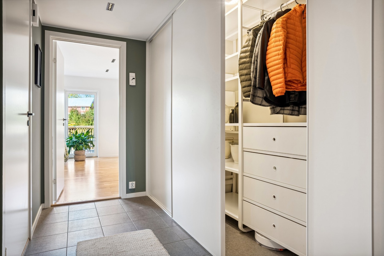 Gangen har godt med oppbevaringsplass Galleribilde