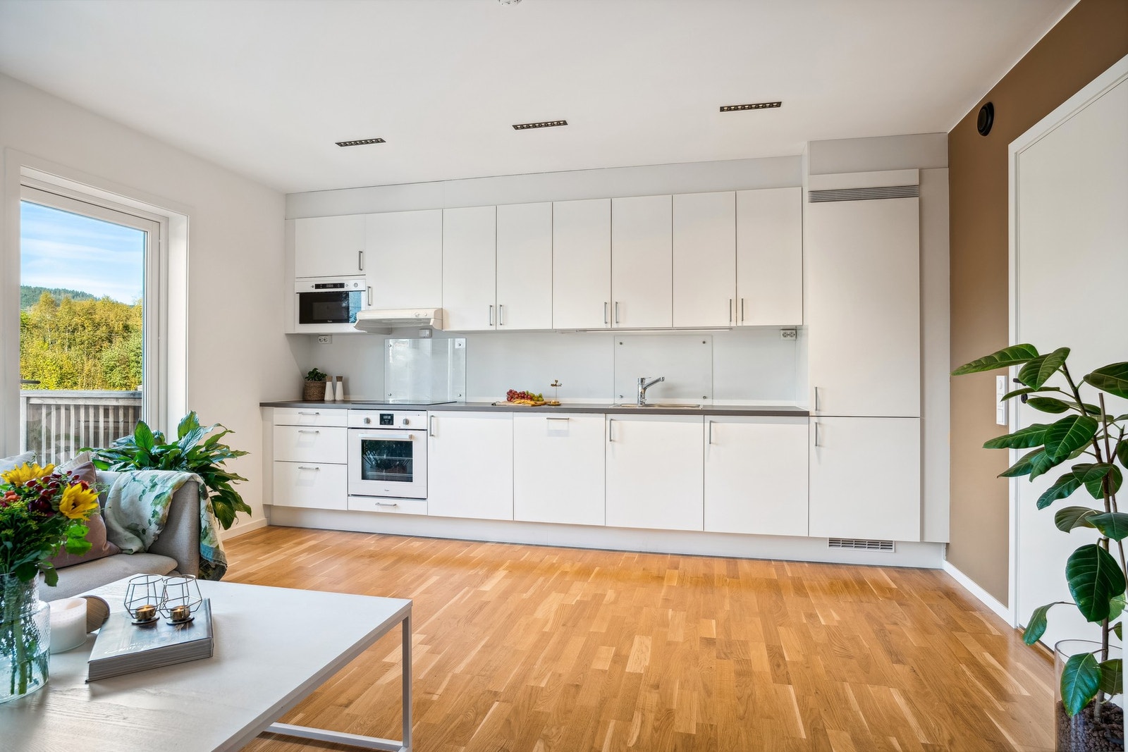 Leiligheten har lyst kjøkken med integrerte hvitevarer. Galleribilde