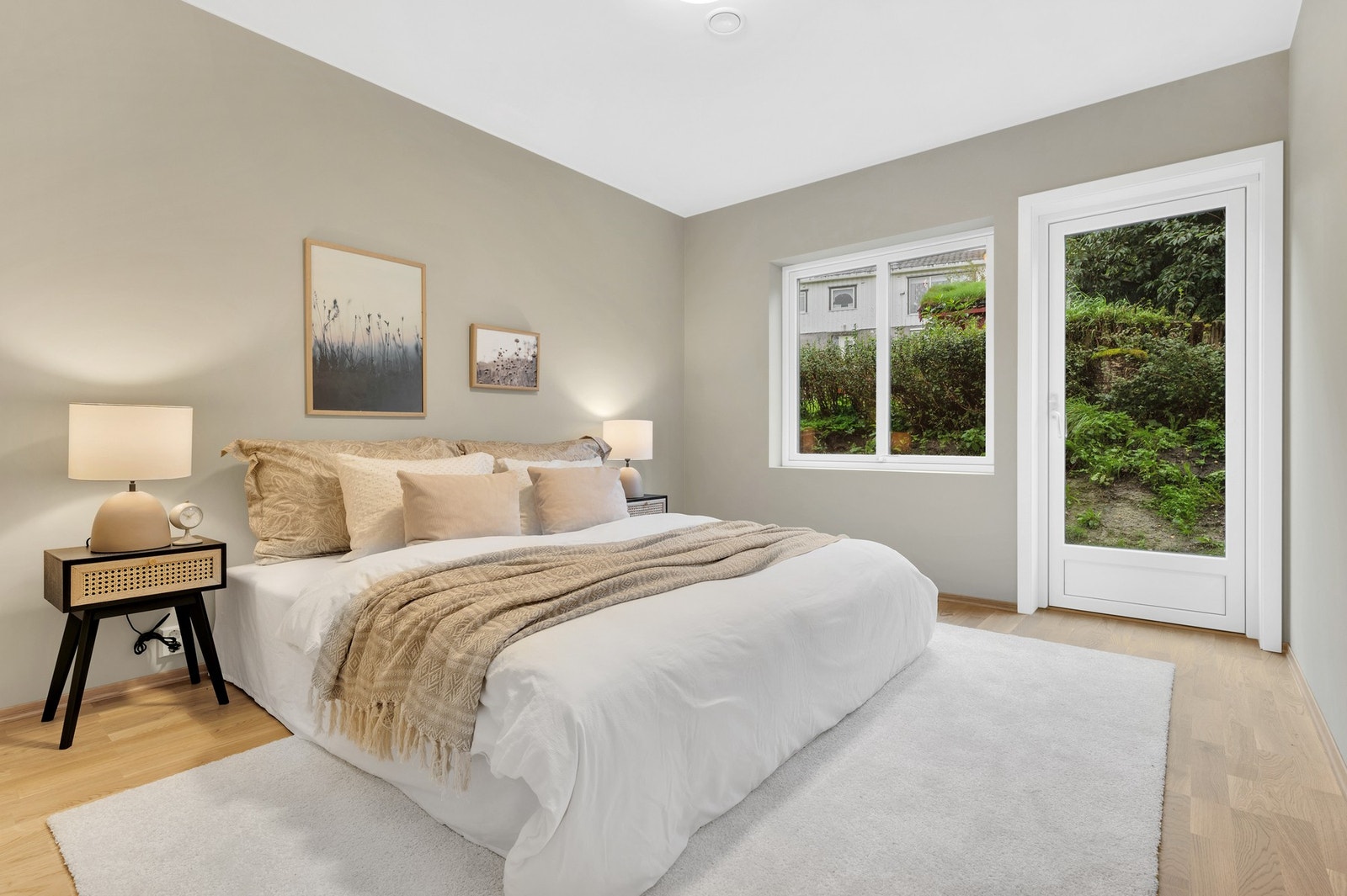 Det største soverommet er på ca. 11 kvadratmeter og har god plass til både dobbeltseng og et garderobeskap. Her har man også direkte utgang til bakhagen. Galleribilde