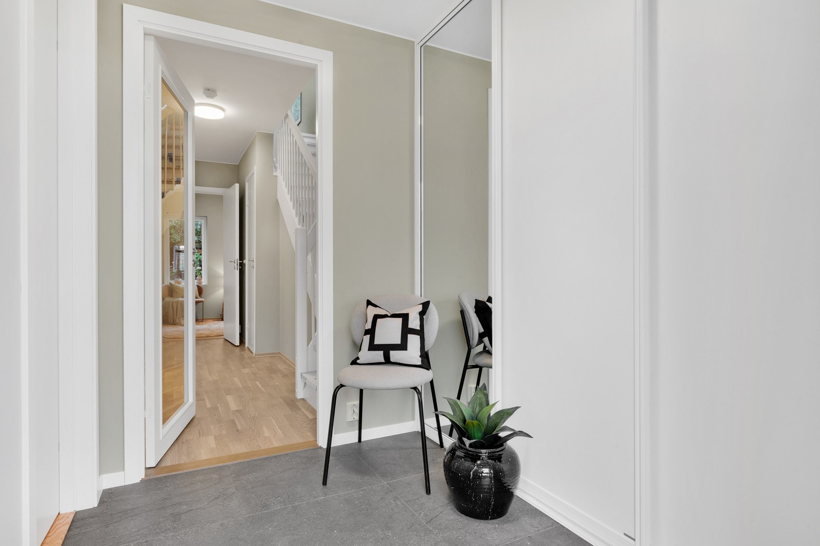 Flislagt entrè med varme i gulv. Galleribilde