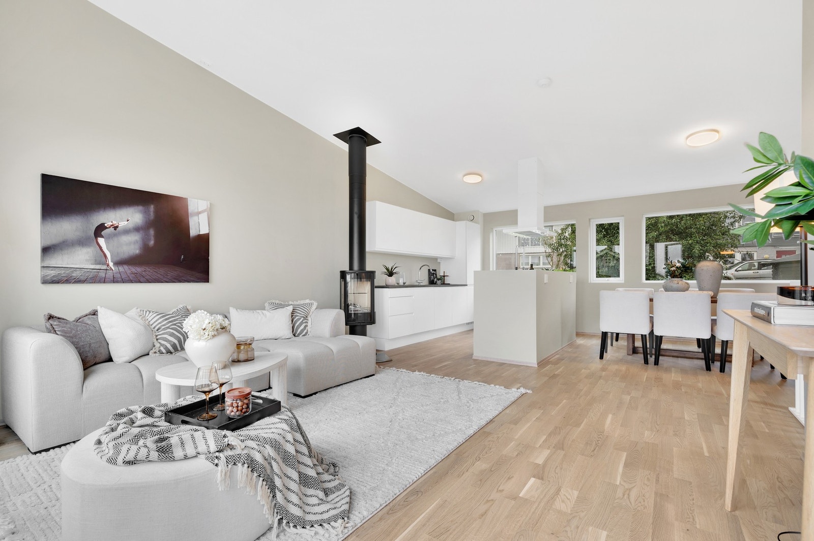 2.etasje: Lys og åpen løsning mellom kjøkken og stue på drøye 35 kvadratmeter. Den praktiske planløsningen gir ypperlige møbleringsmuligheter for både sofagruppe og TV-bord. Galleribilde