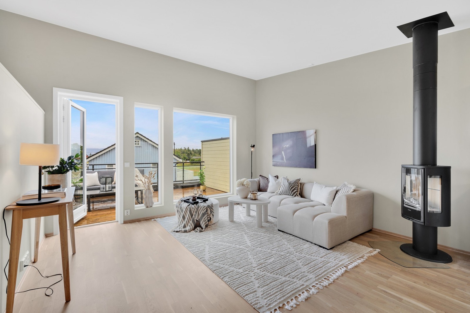 Vedovn. Vedfyring er et hyggelig alternativ til annen oppvarming og som hjelper med å holde energikostnadene lave. Galleribilde