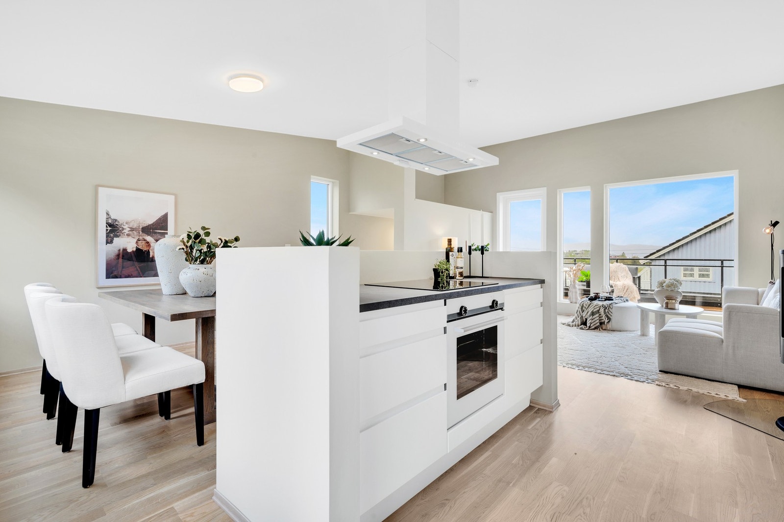 Rålekkert og ubrukt kjøkken med moderne detaljer. Galleribilde