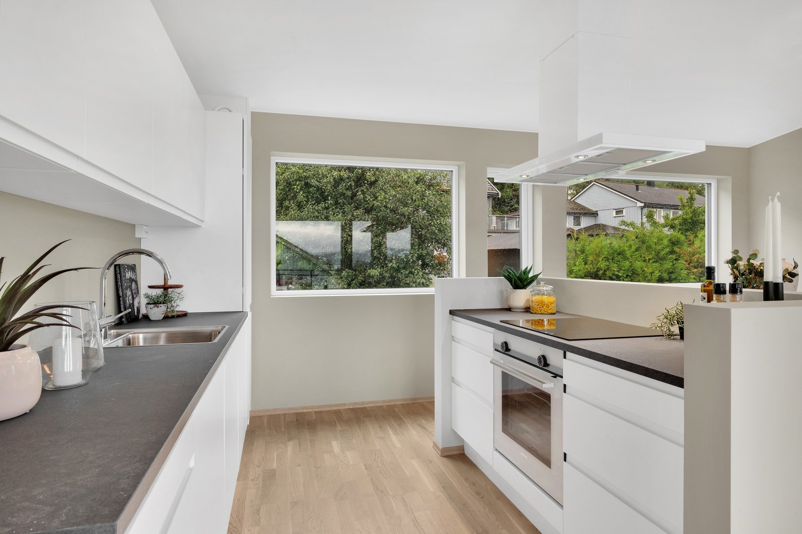 Integrerte hvitevarer medfølger naturligvis handelen. Galleribilde