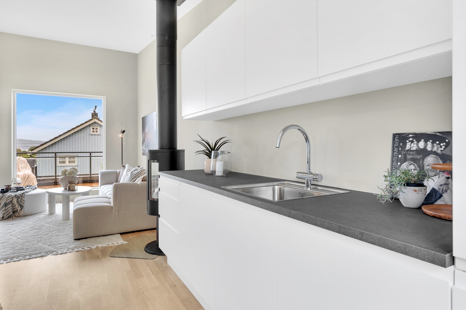 Kjøkkenet har ellers bra med både skap- og benkeplass. Galleribilde