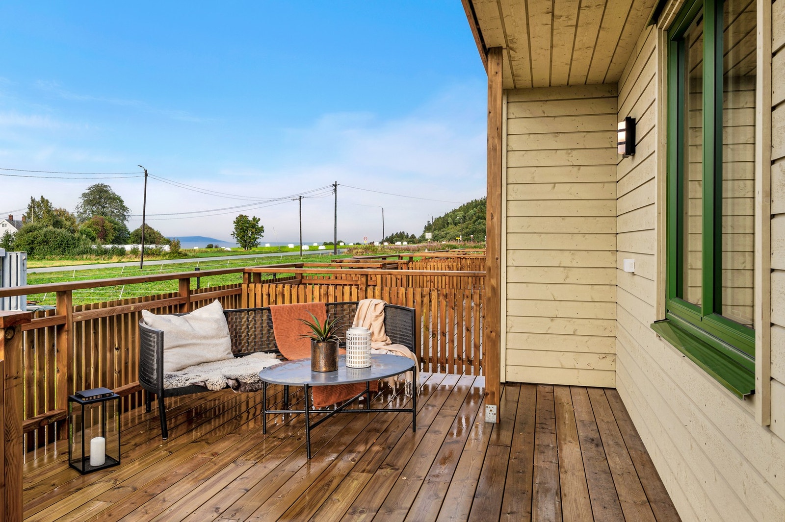 Ved utvendig inngangsparti finner man enda en terrasse med plass til utemøblement. Galleribilde