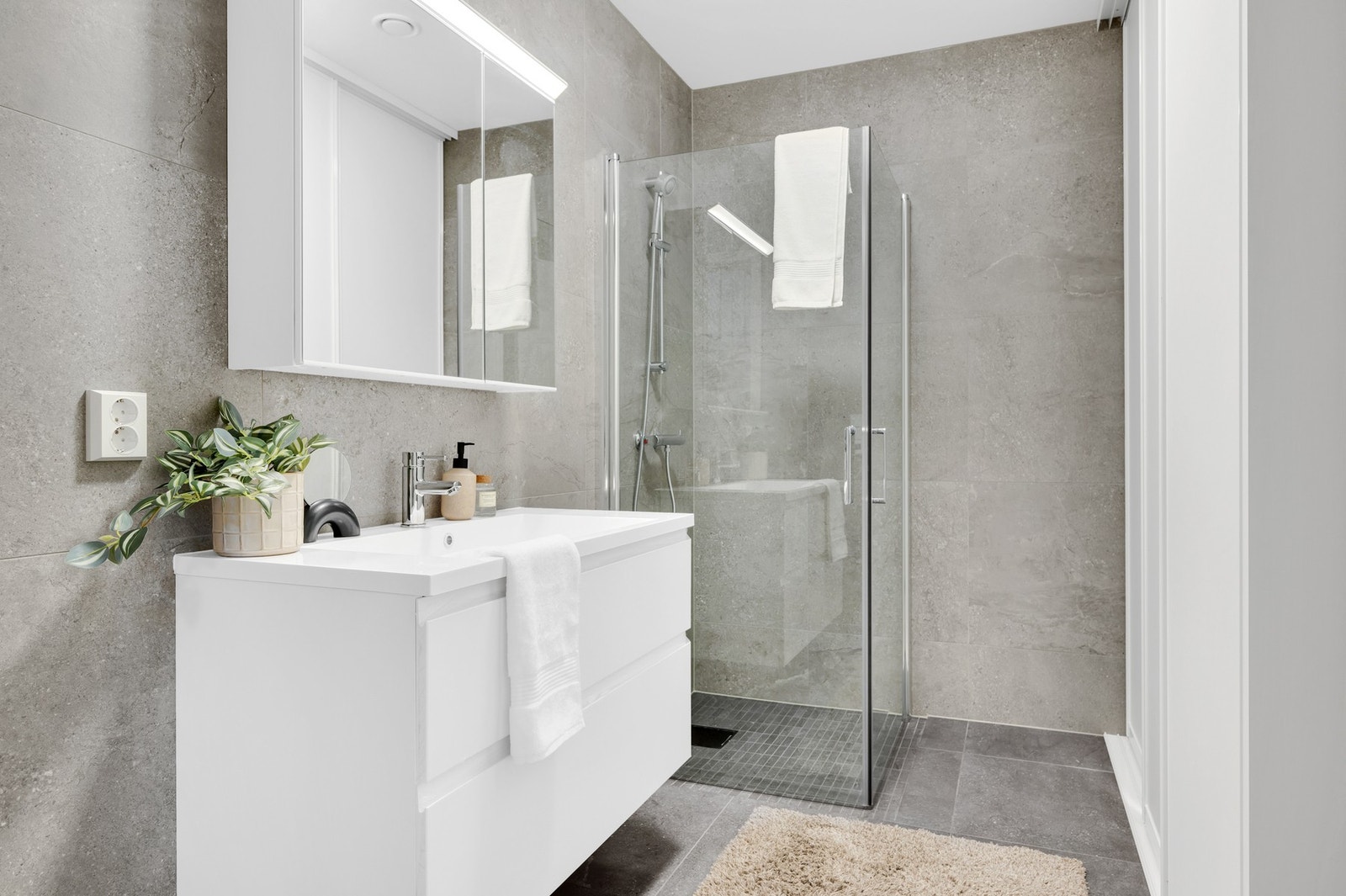 1.etasje: Stilfullt flislagt bad med varme i gulv. Galleribilde