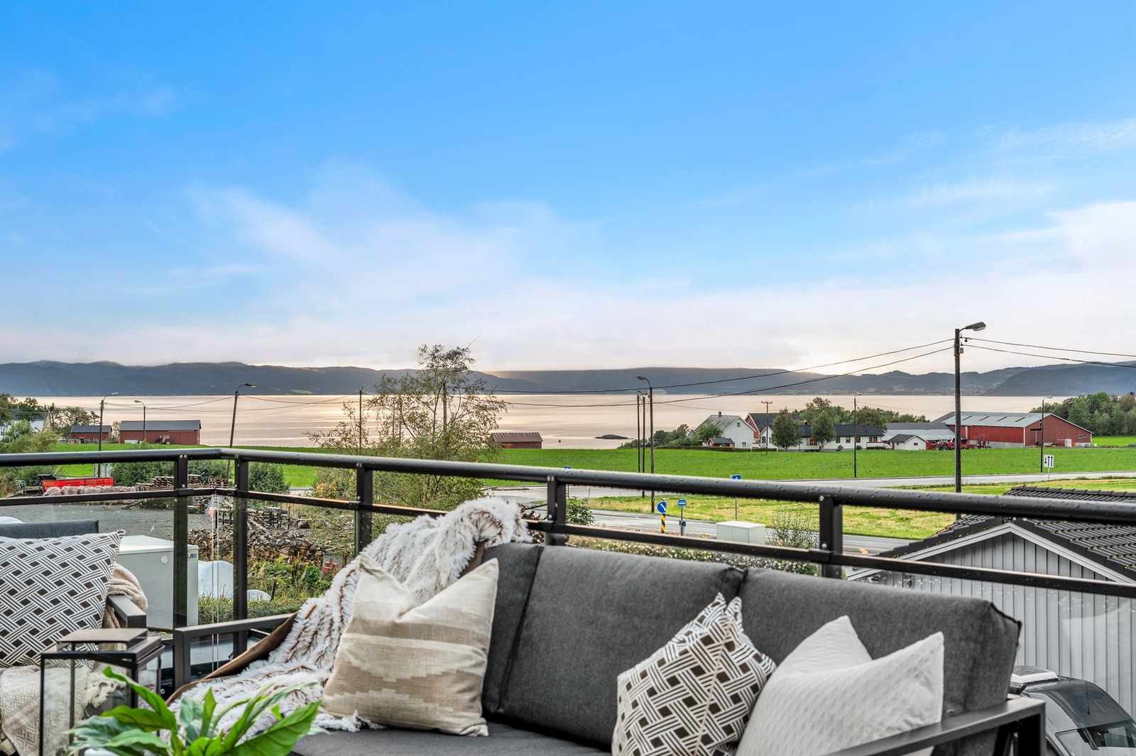 Velkommen til Bynesveien 617 C. Nyoppført enderekkehus over to plan fra 2024 | 3 soverom | Balkong med svært gode sol- utsiktsforhold | Parkering Galleribilde