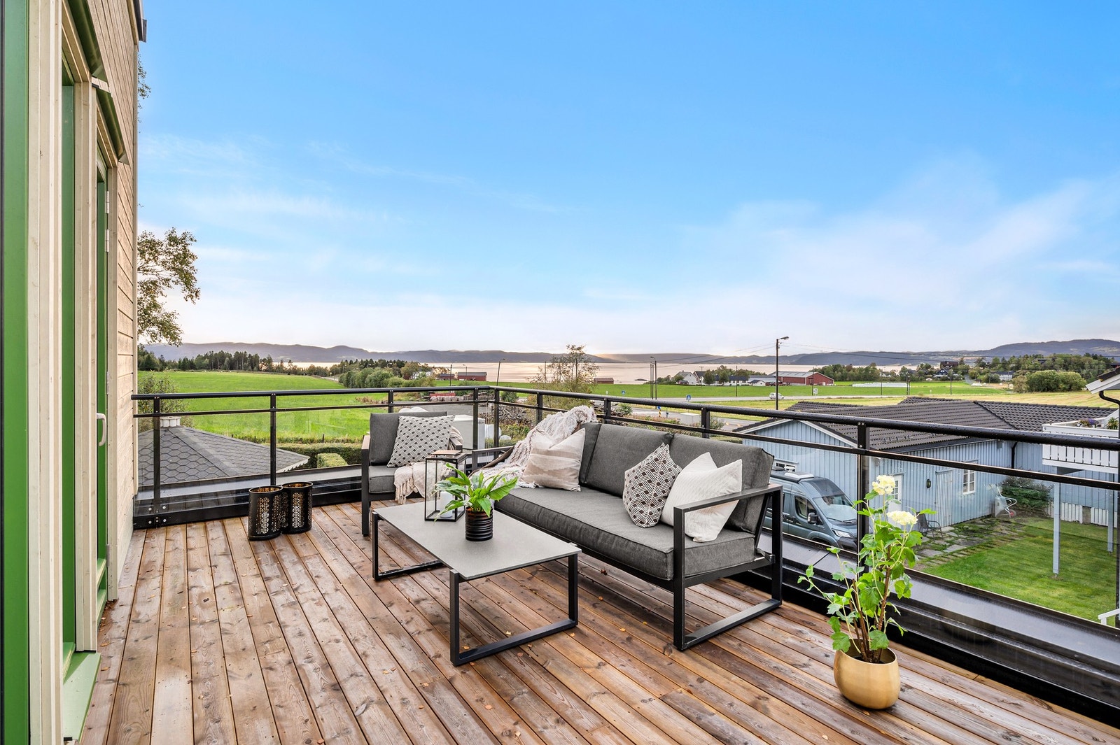 Stor og luftig balkong med fantastiske solforhold på sommerstid. Her er det rikelig med plass til både utemøblement og grillutstyr. Galleribilde