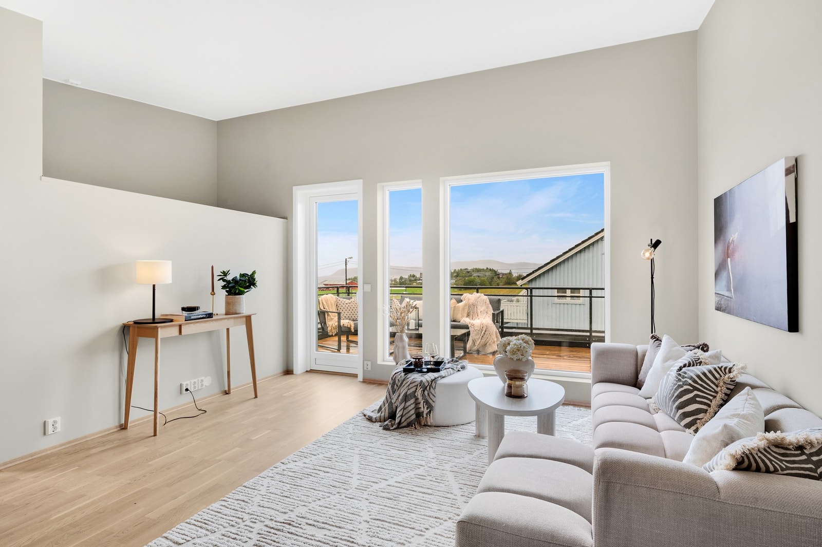 Fra stuen har man direkte utgang til en egen balkong. Galleribilde