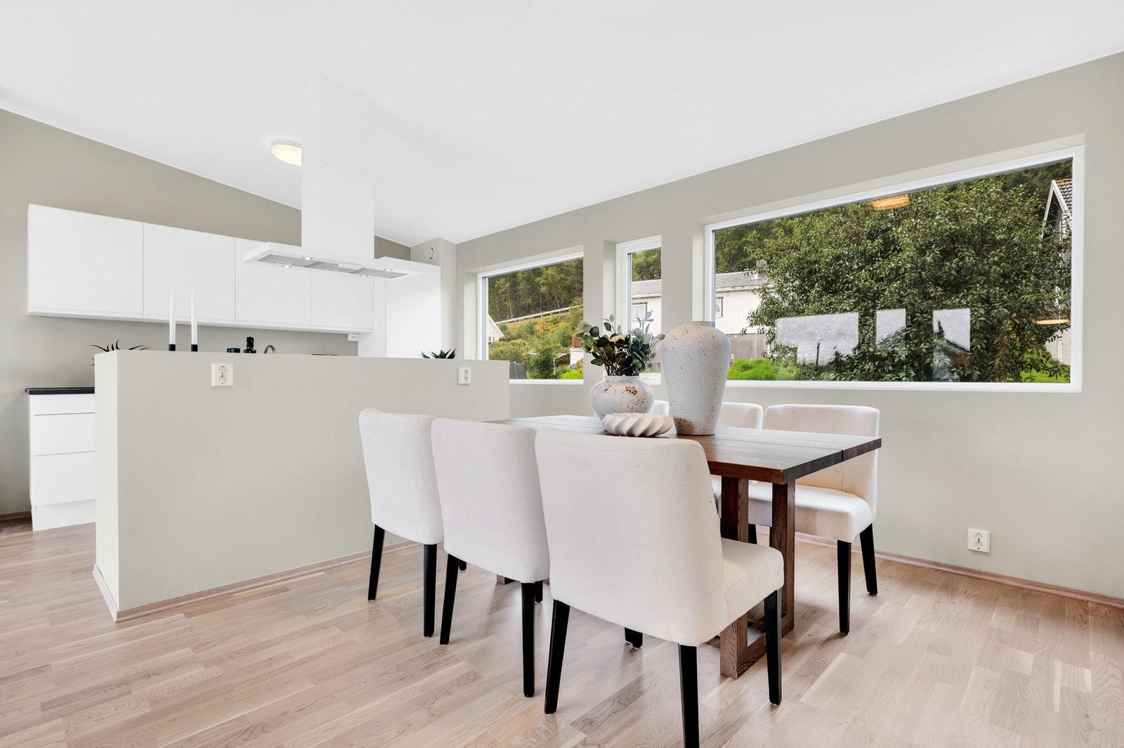 Spiseseksjonen finner sin naturlige plassering ved kjøkkenvinduene. Galleribilde