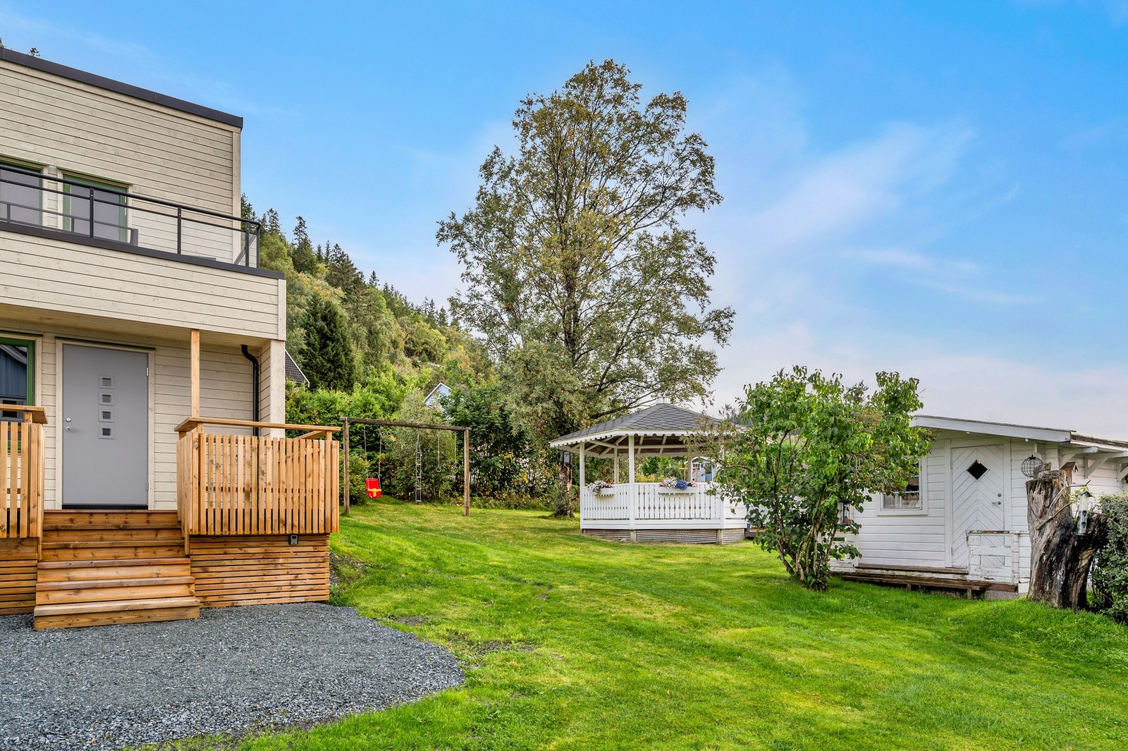 Rekkehusene har barnevennlige fellesareal med fine grøntområder. Galleribilde