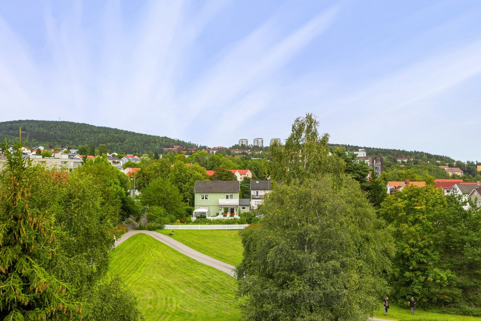 Fra kjøkkenet har du utsikt mot Groruddalen. Galleribilde