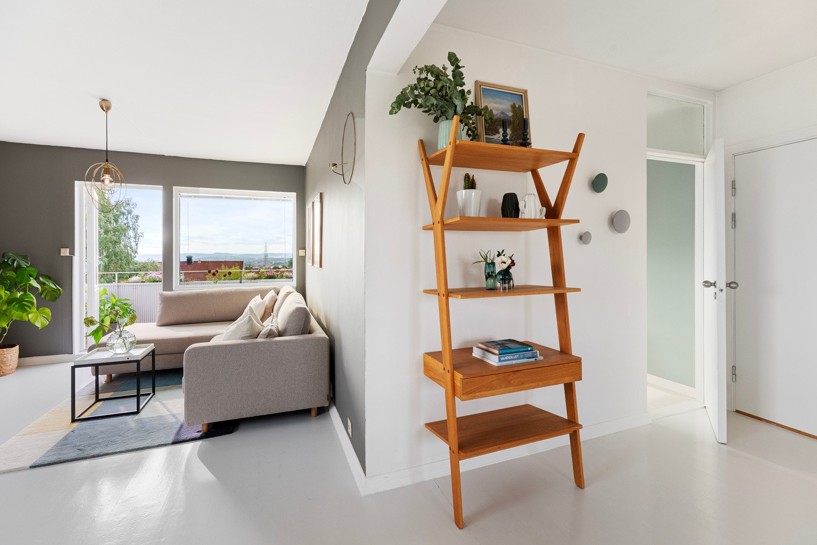 Leiligheten disponerer én kjellerbod på ca. 3,2 m² og én loftsbod på ca. 3,7 m², med gulvareal på ca. 11,9 m². Galleribilde