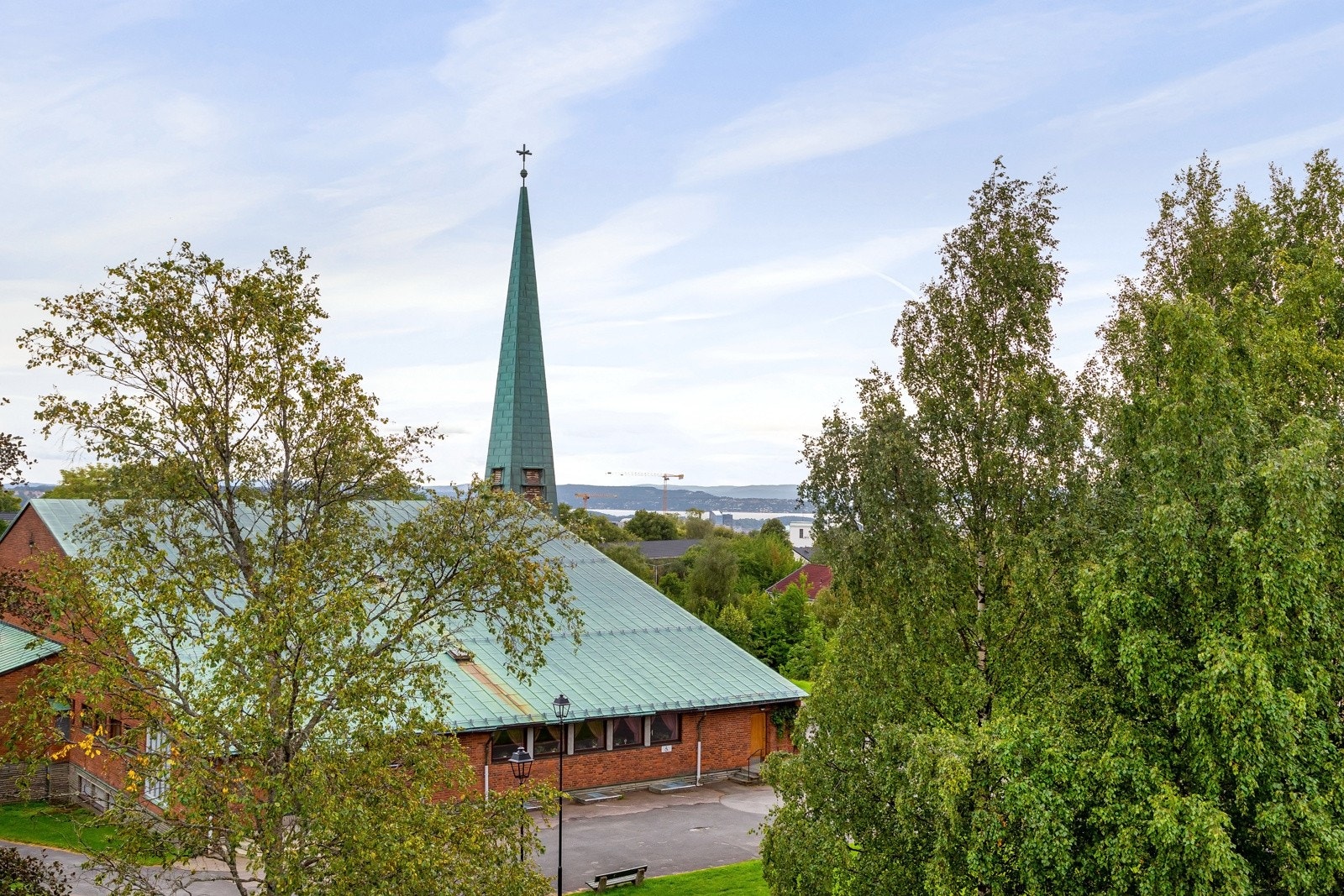 Fra stuen er det utsyn mot alt fra Oslofjorden til Holmenkollen, og begrenset innsyn fra naboer. Galleribilde
