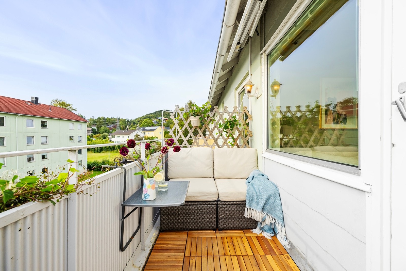 Vestvendt balkong på ca. 5 m² med svært gode solforhold. På sommertid er det sol fra formiddag - til solnedgang. Galleribilde