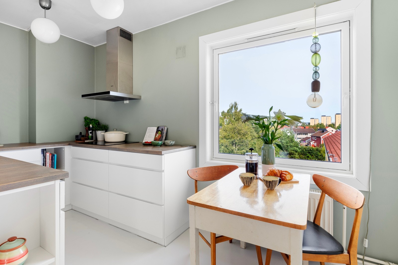 Kjøkkenet har opplegg for platetopp, stekeovn, oppvaskmaskin og kombi kjøl-/fryseskap. Galleribilde