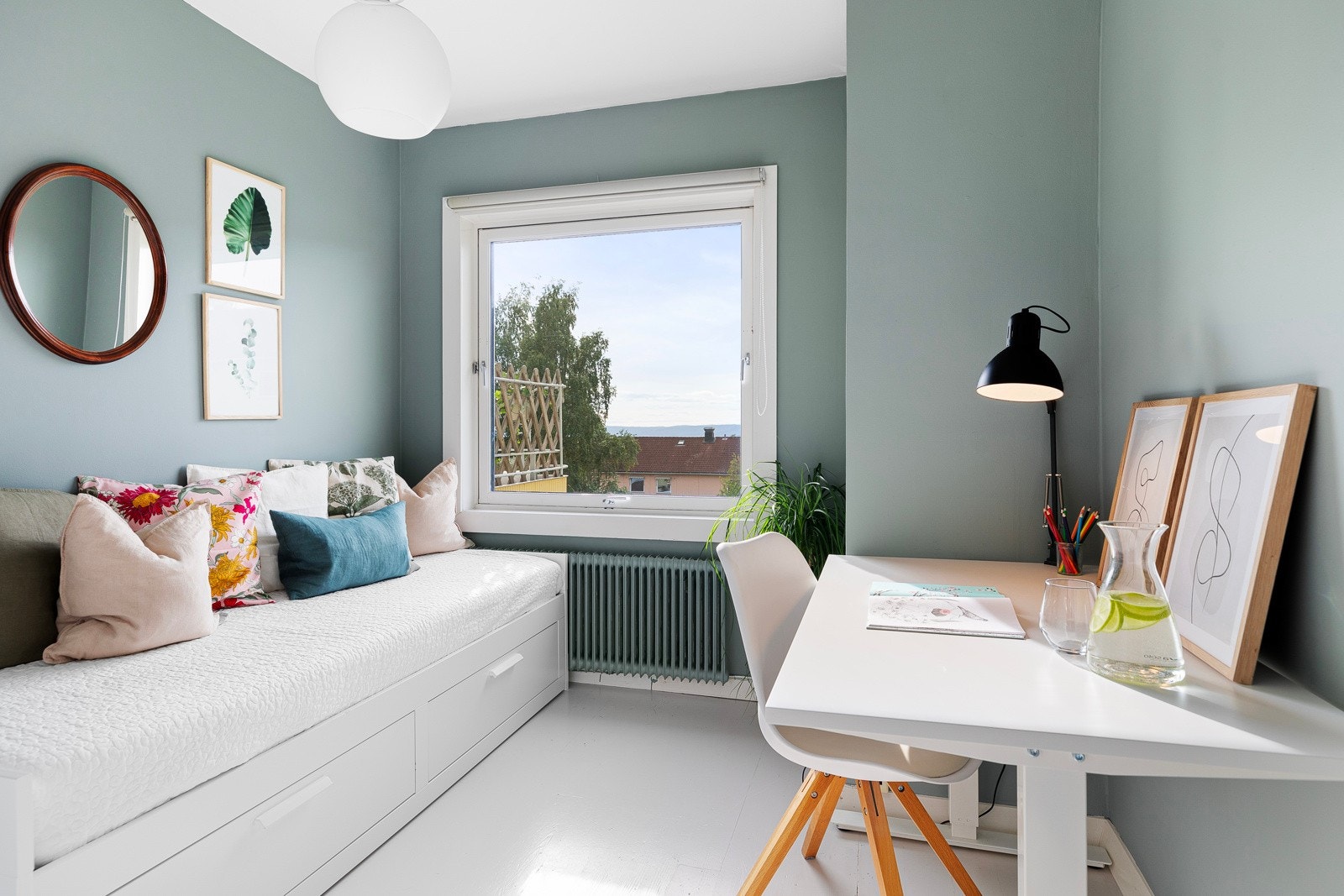 Soverom II er i likhet med hovedsoverommet av generøs størrelse, og vender mot rolige omgivelser. Galleribilde