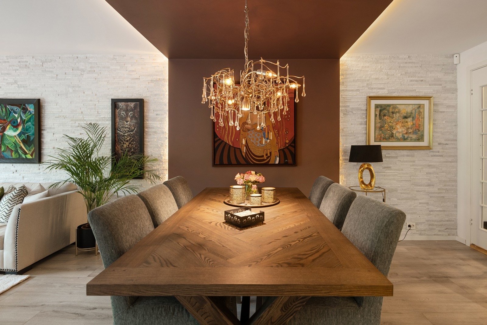 Her er det rikelig med sitteplasser for å invitere familie og venner til et hyggelig middagsmåltid. Galleribilde