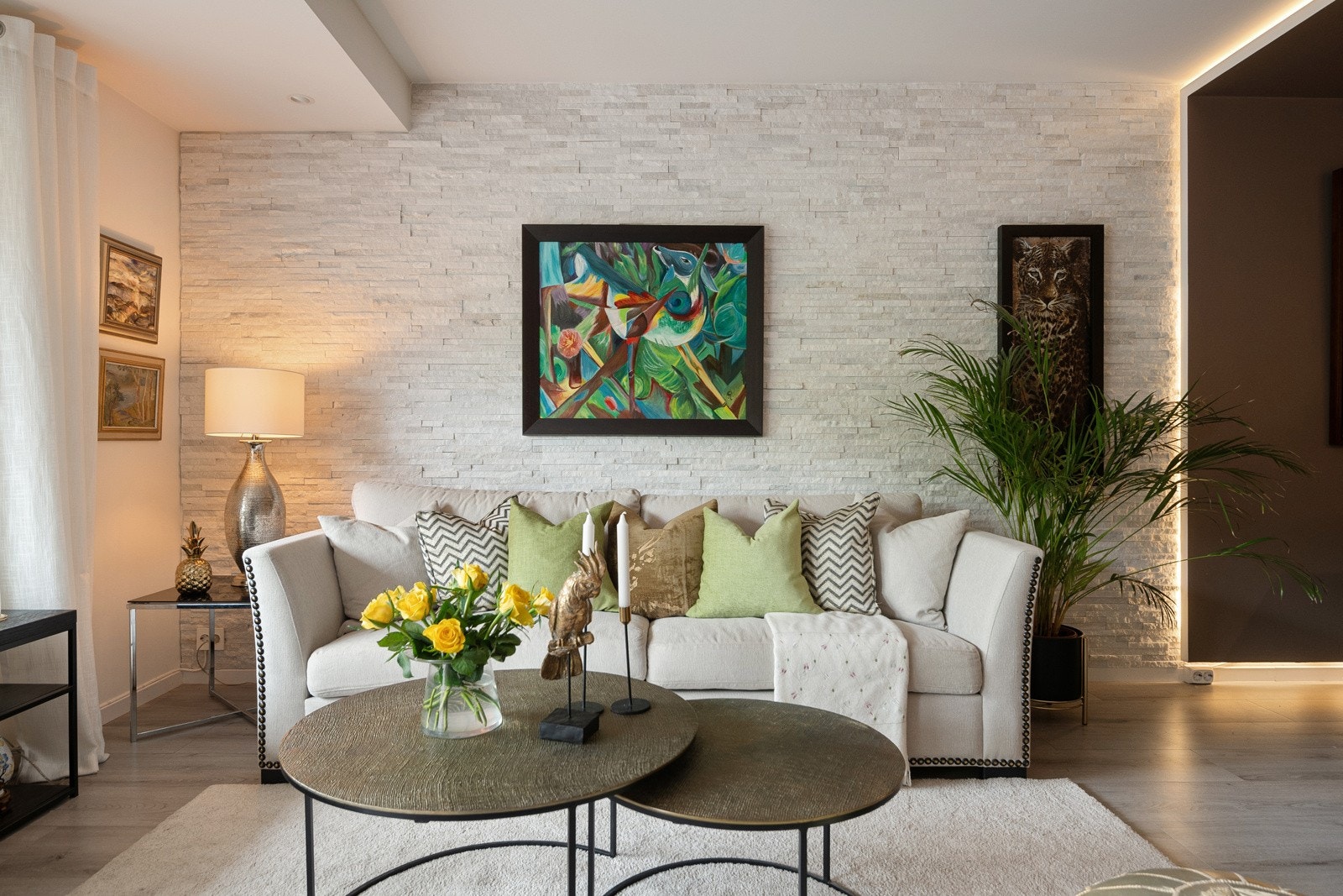 Stuen har god plass til en stor sofagruppe med bord og mediebenk. Galleribilde