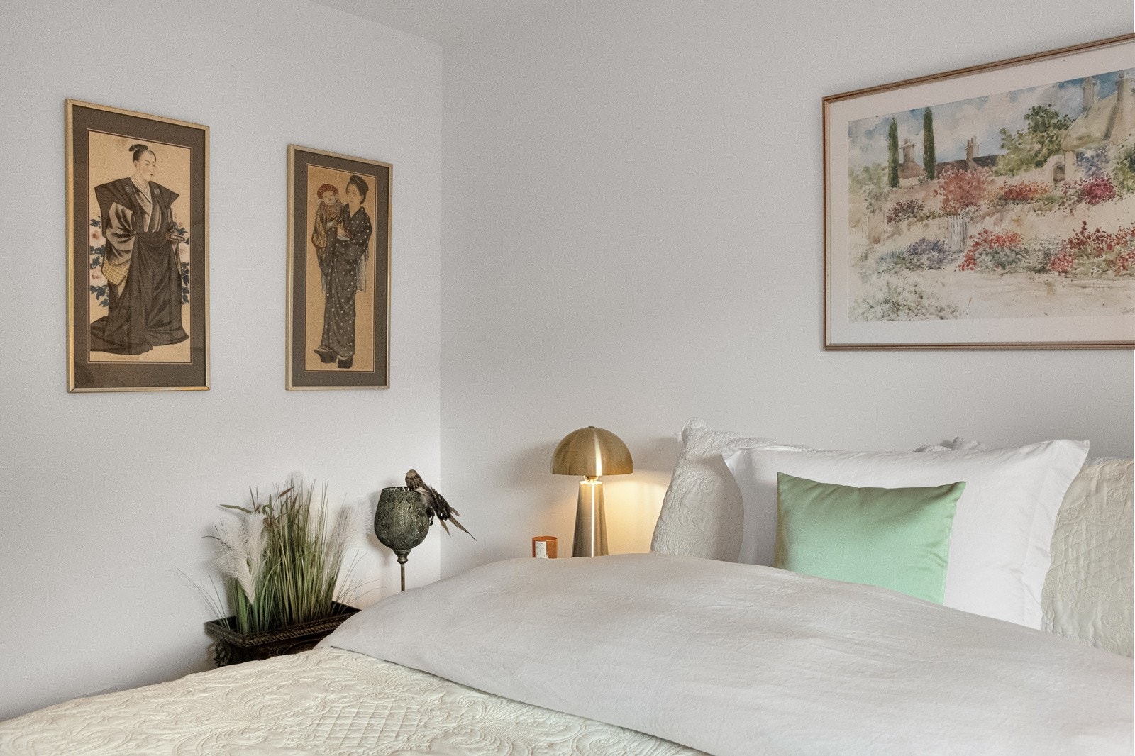 Det er god plass til stor dobbeltseng, nattbord, skrivepult eller kommode. Galleribilde