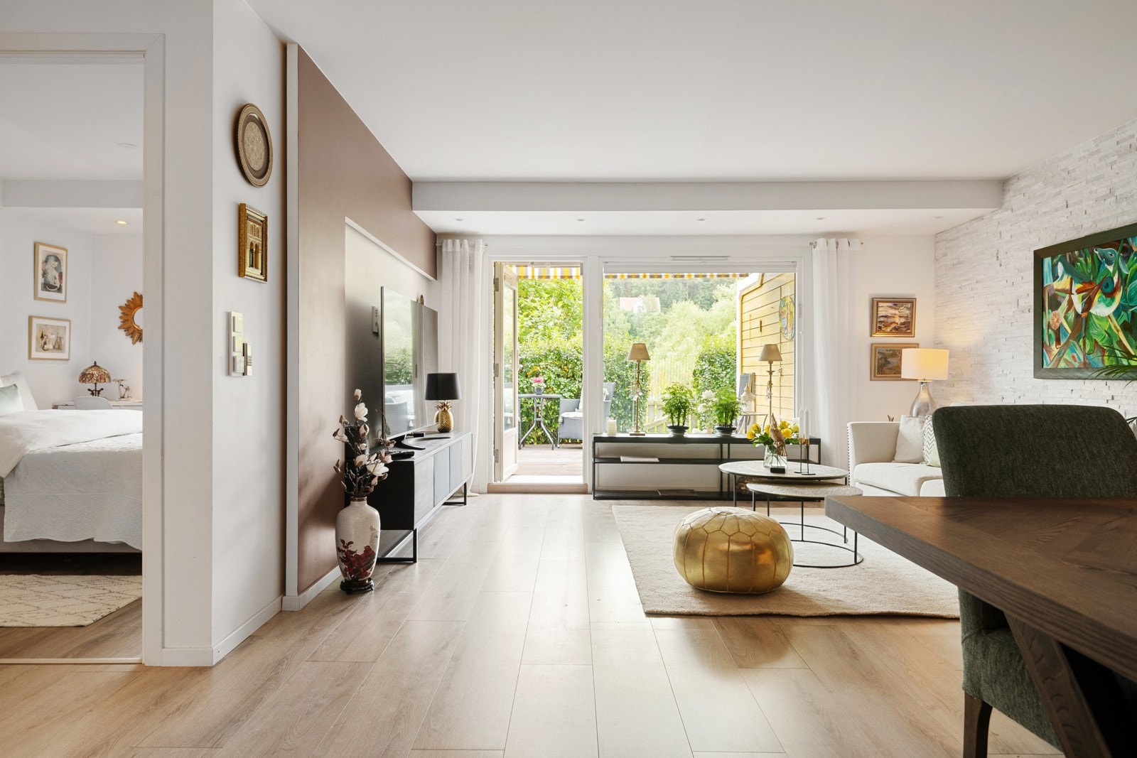 Fra stuen er det utgang til den solrike terrassen. Om sommeren fungerer også uteplassen som en forlengelse av stuen med sol store deler av dagen. Galleribilde