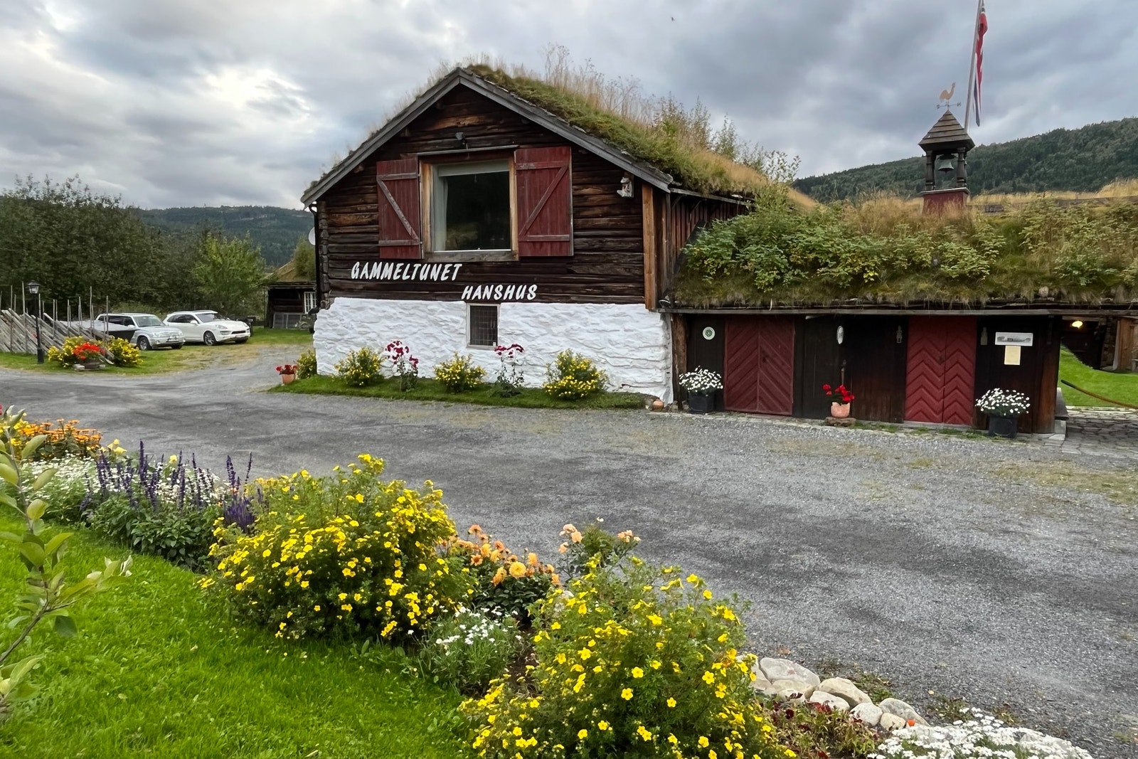 Steinfjøset med inngangsparti Galleribilde