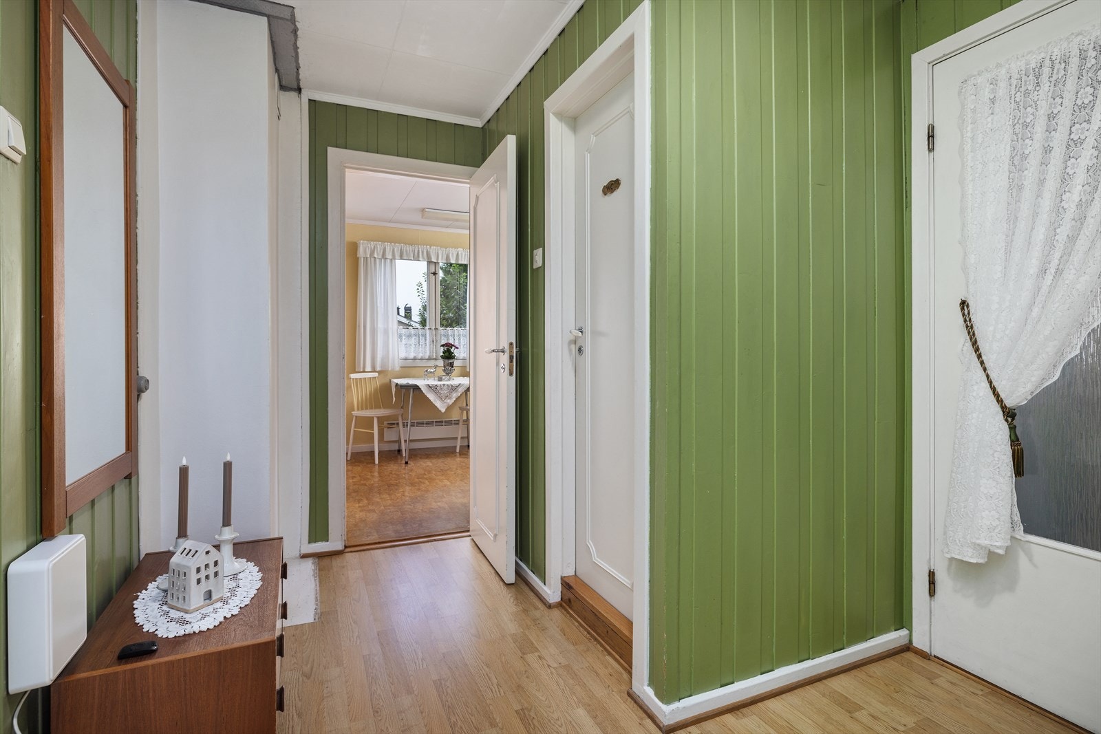 Boligen har ikke vært vesentlig oppgradert siden oppføring og har behov for rehabilitering. Galleribilde