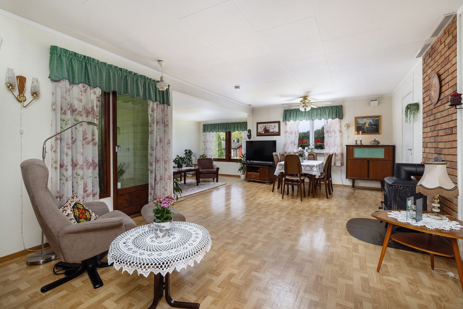 Stuen er romslig og har potensial for gode møbleringsmuligheter. Galleribilde