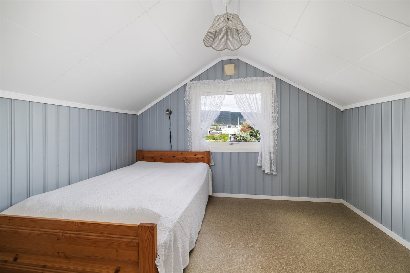 Soverommene har god plass til seng, skrivepult og det er innebygd garderobeløsning på noen av rommene. Galleribilde