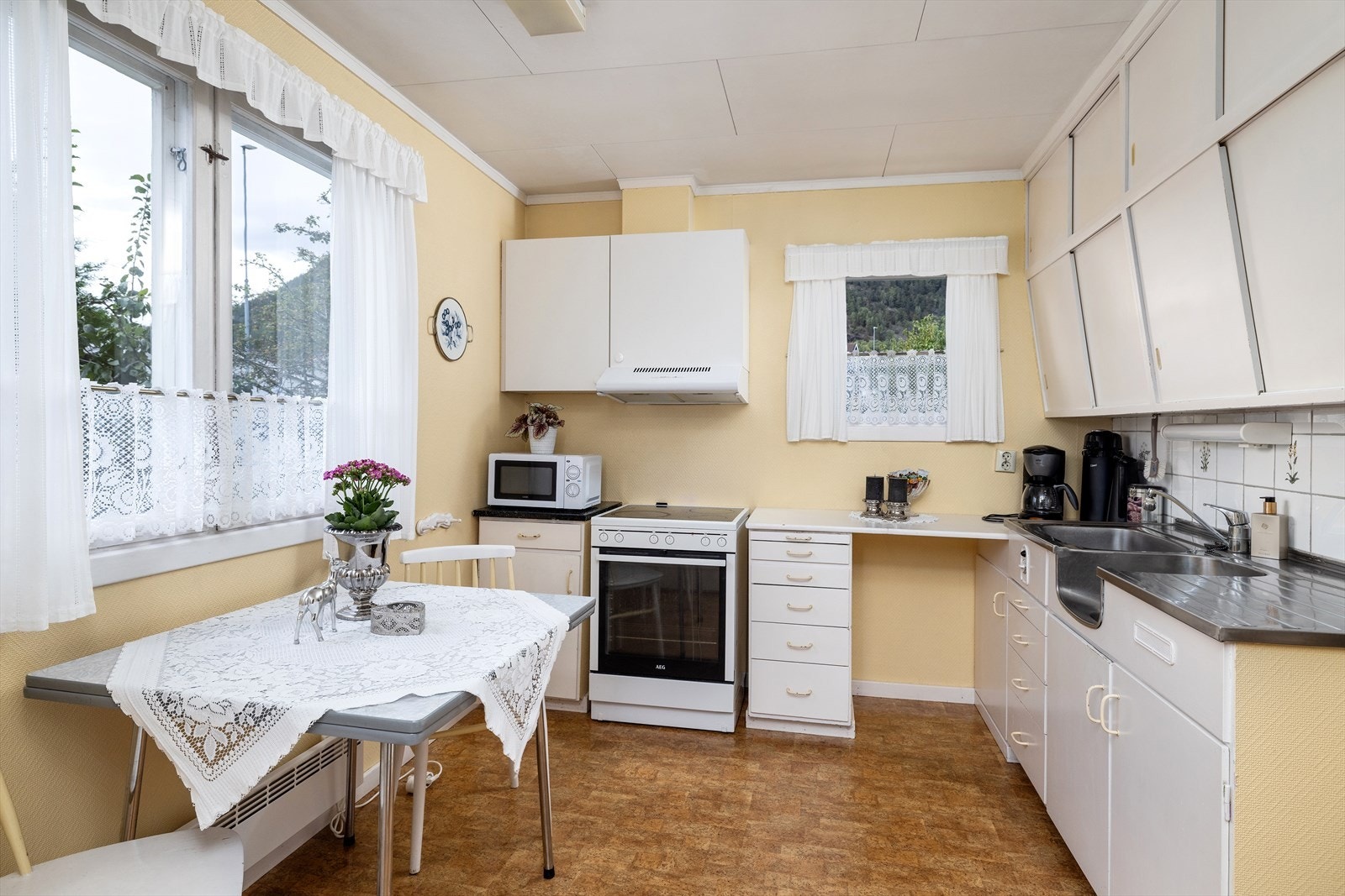 Kjøkkenet trenger modernisering, men har en funksjonell planløsning og rikelig med plass for oppgraderinger etter egne ønsker. Galleribilde