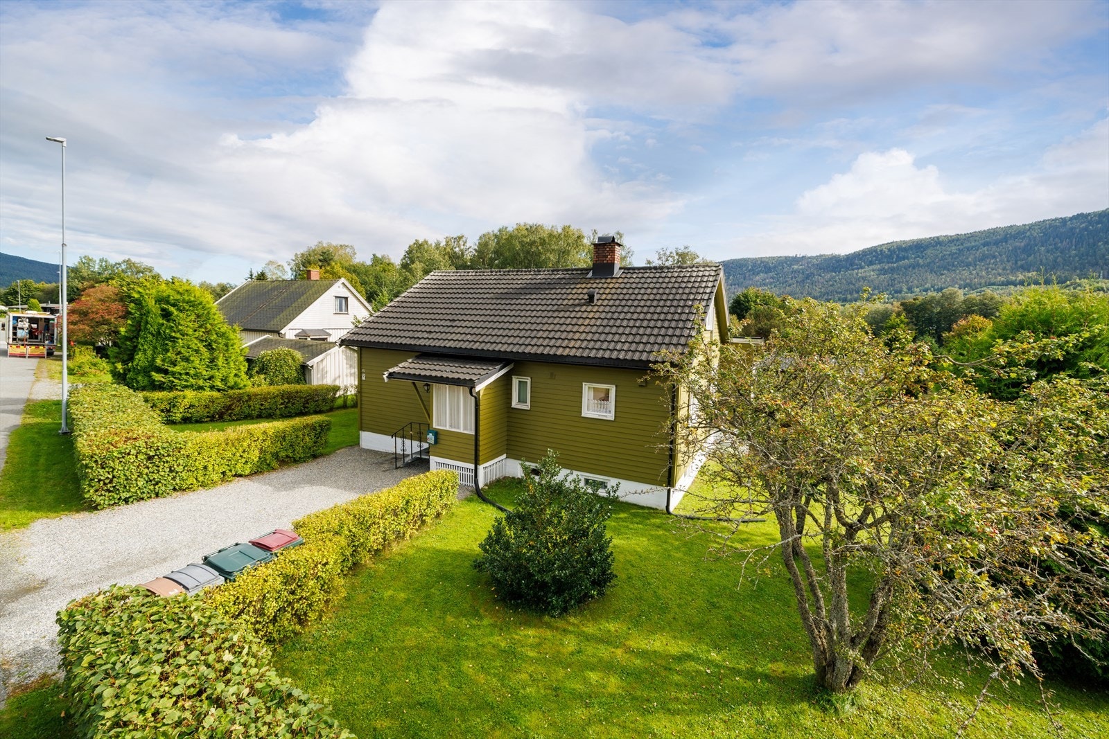 En velholdt enebolig med garasje, samt flotte hage og utearealer beliggende på Solbergmoen. Galleribilde