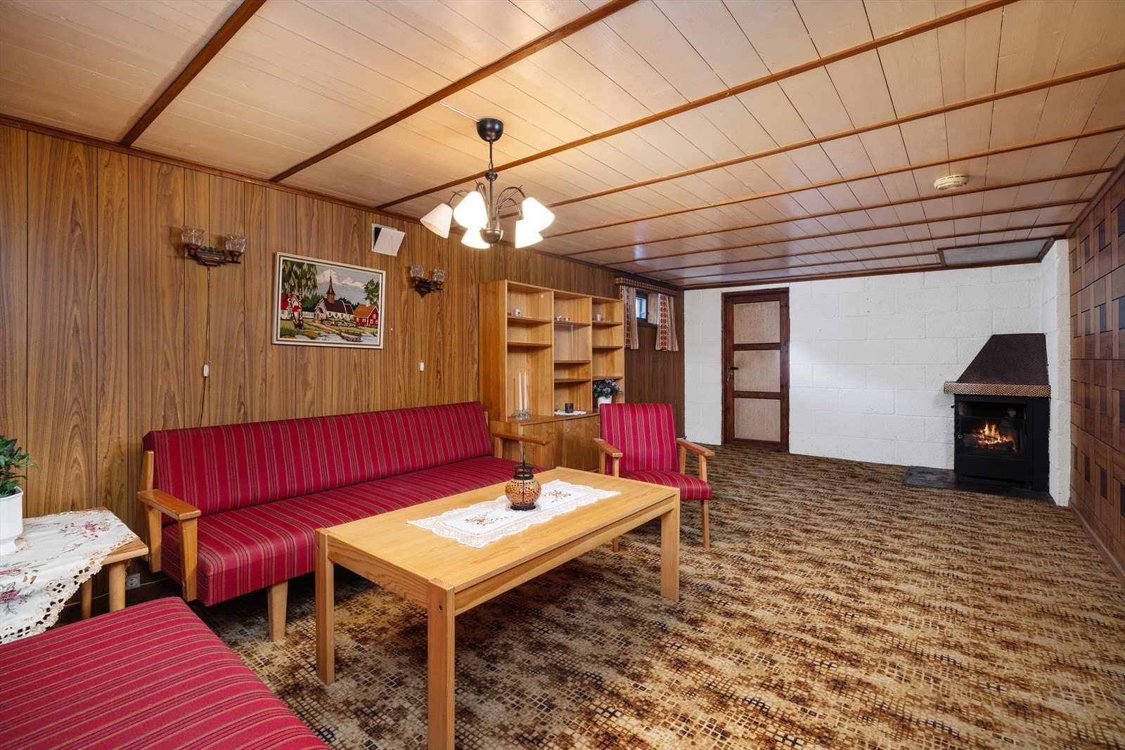 Rommet har god plass til en sittegruppe og peisen i hjørnet gir god varme til rommet. Galleribilde