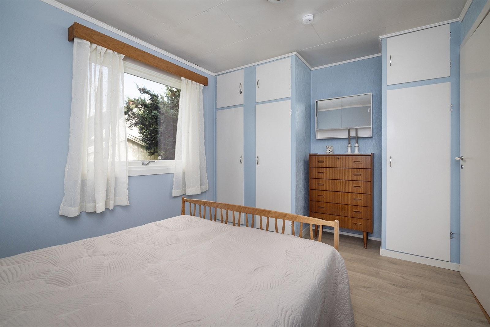 Hovedsoverommet er romslig med god plass til dobbeltseng og har innebygd garderobeløsning. Galleribilde