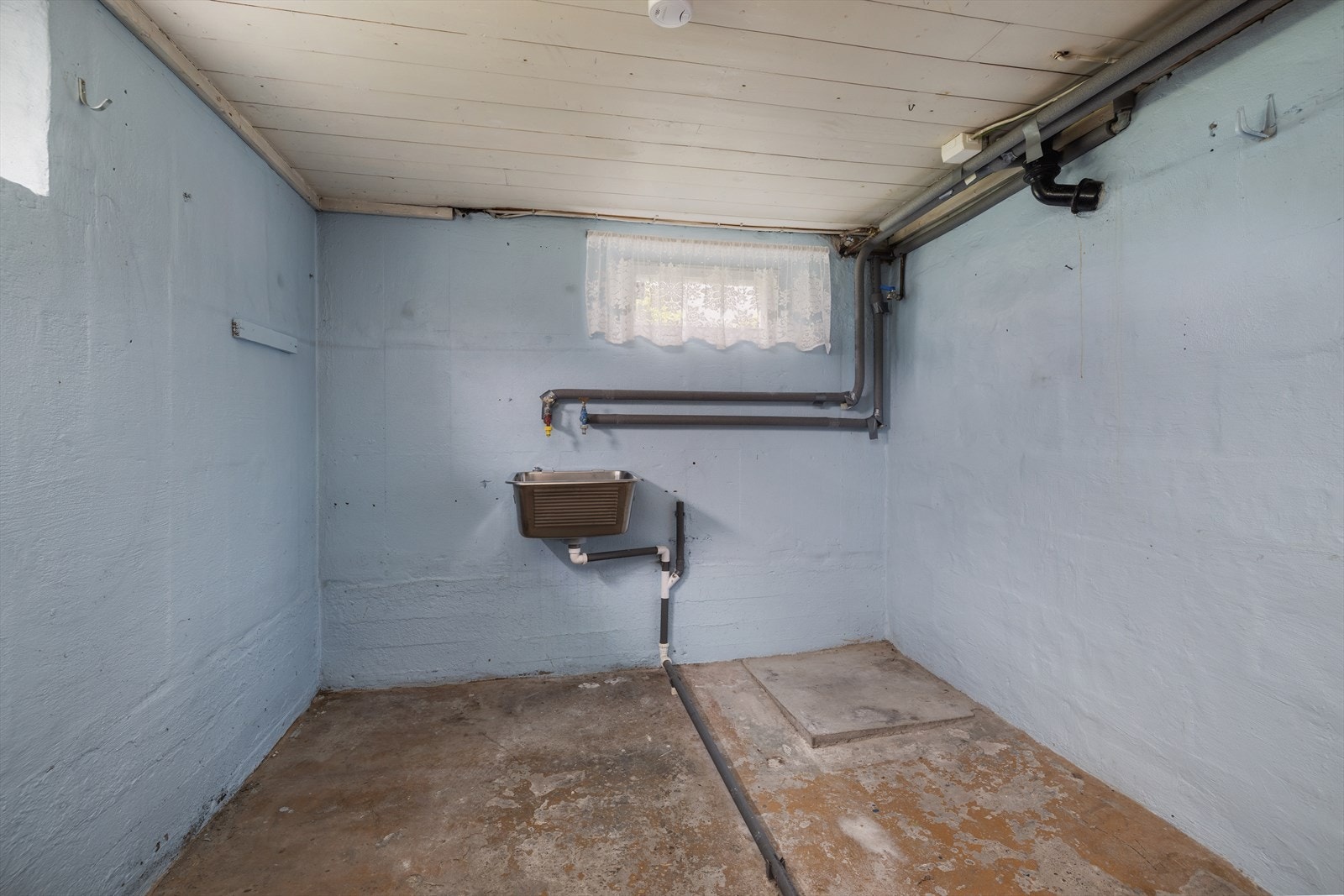 Vaskekjeller/bod med utslagsvask. Galleribilde