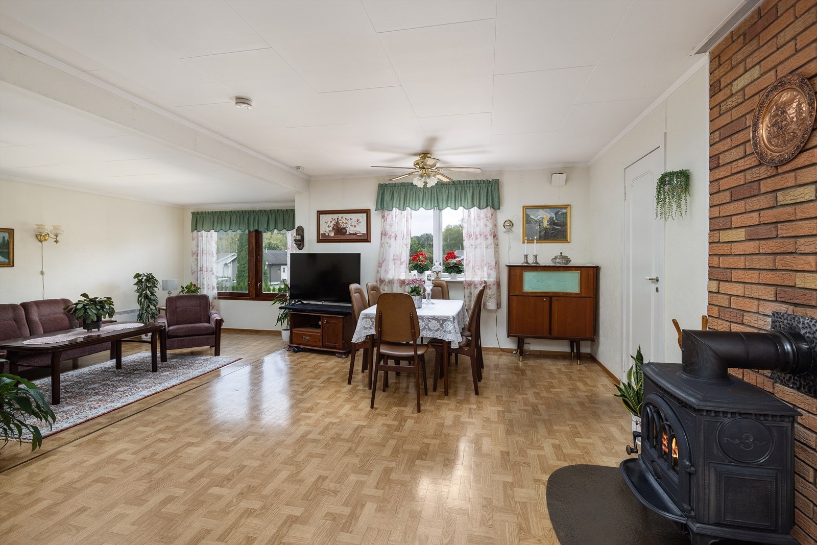 Selv om rommet bærer preg av behov for oppussing, er det rikelig med muligheter til å gjøre det til et moderne og stilfullt oppholdsrom med litt oppgradering og kreativ innredning. Galleribilde