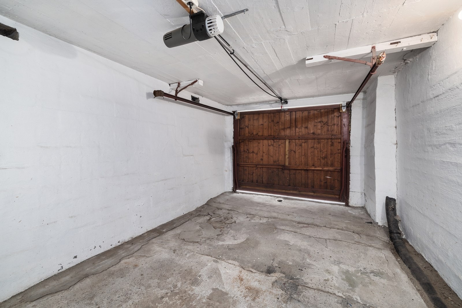 Integrert garasje med en biloppstillingsplass. Galleribilde