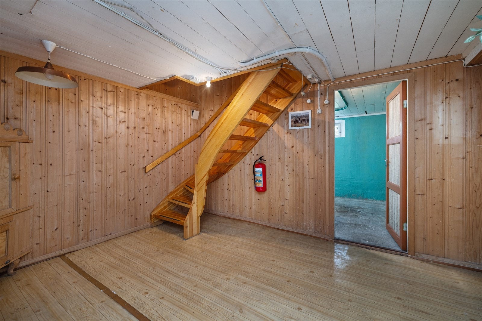 Innholdsrik kjelleretasje med flere boder med rom for diverse lagring. Galleribilde