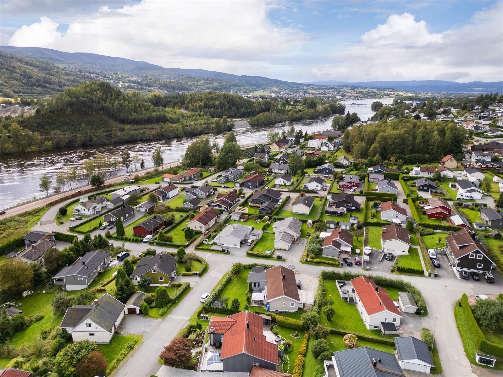 Sentralt med ca. 10 minutters kjøring til Drammen sentrum og ca. 5 minutters kjøring til Mjøndalen sentrum. Galleribilde