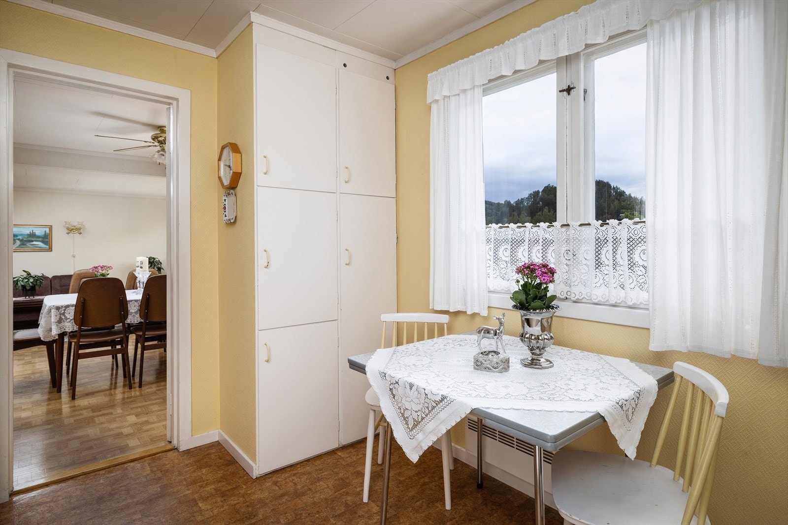 Eldre kjøkkeninnredning med glatte fronter og benkeplate av laminat. Galleribilde