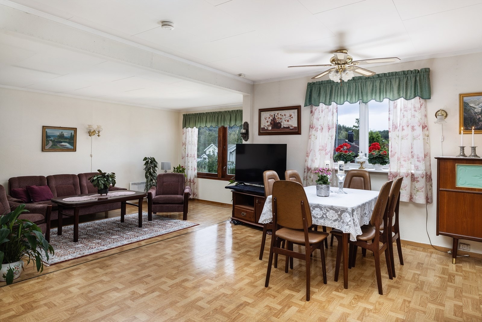 Vindusflatene slipper inn godt med naturlig lys, som gir rommet en luftig og åpen følelse. Galleribilde